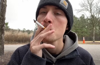 Лечение зависимости от табакокурения в Копейске Мужчина с сигаретой делает затяжку