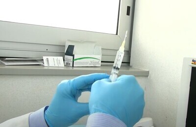 Проведение кодирования Вивитролом в Копейске Шприц с Вивитролом в руках у врача